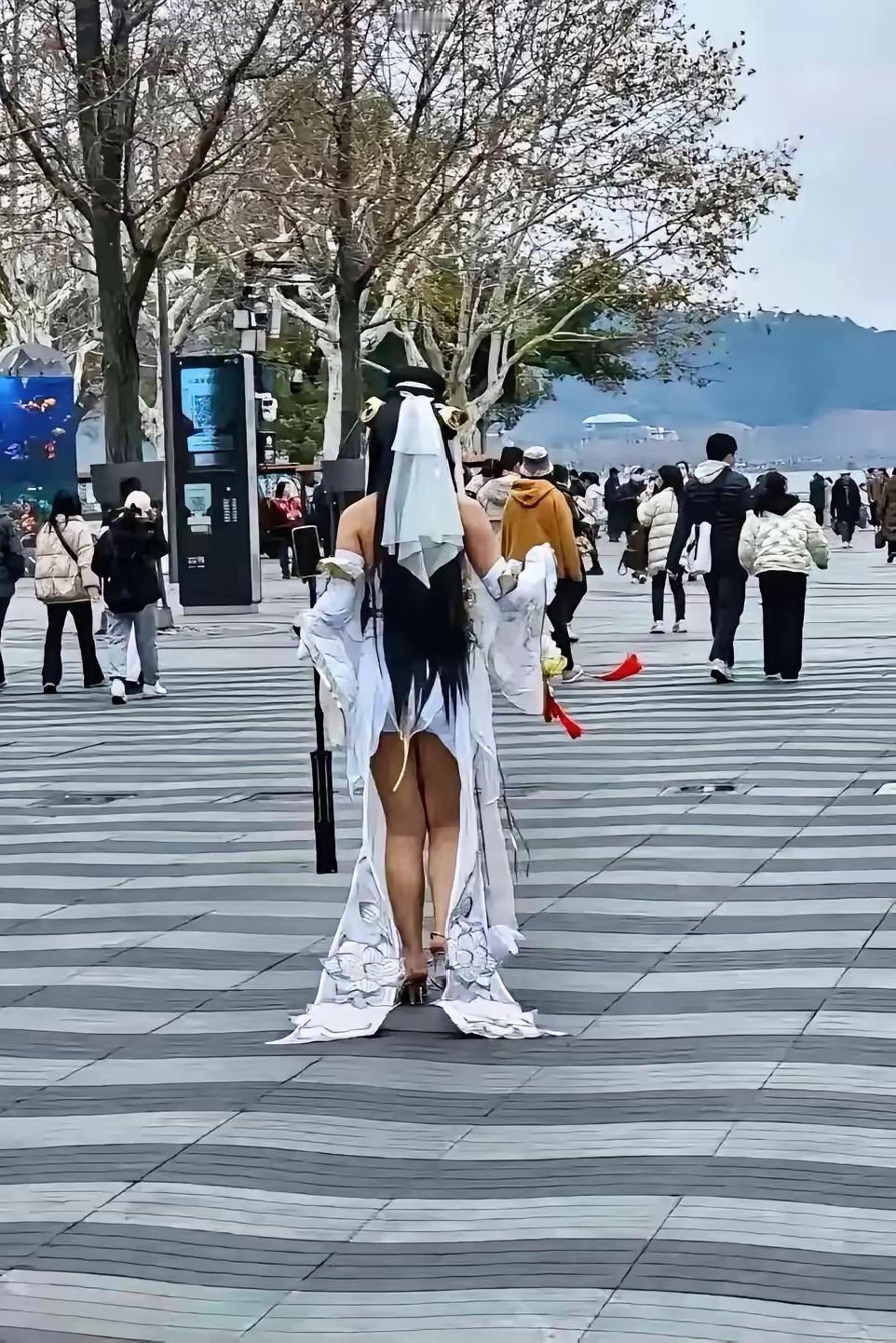 穿搭自由瞧这美女…