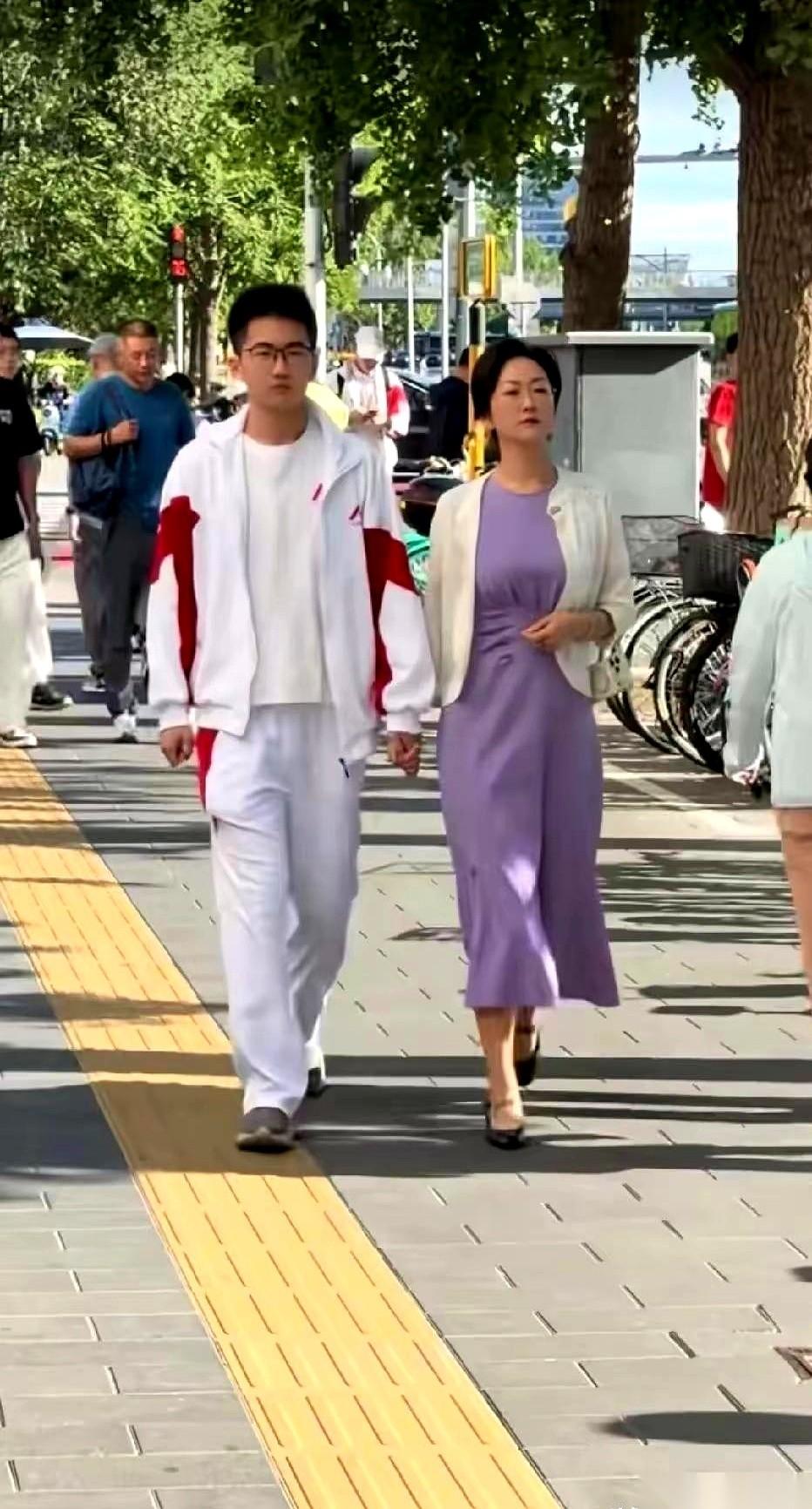 考场门口，一声闷响！他一个跟头翻砸到地上，头直直撞了下去，瞬间就没了意识！
这不