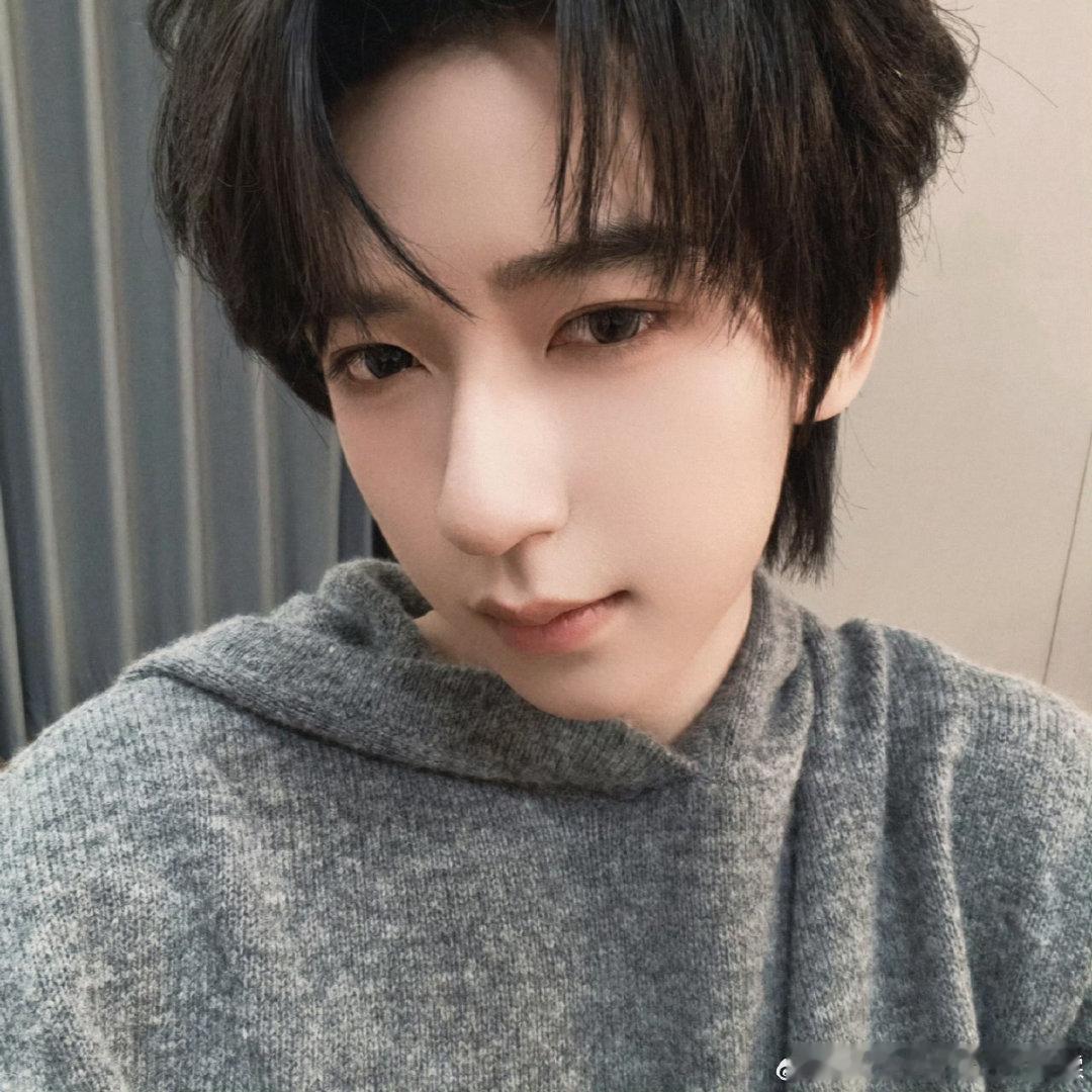 贺峻霖能做到面不改色地自拍了 贺峻霖发博：“现在已经能做到面不改色地自拍了！”果