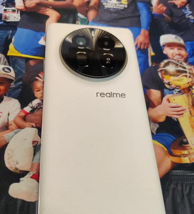 realme GT5 Pro上手一周体验：

屏幕侧边有点发绿，长焦镜头是真的顶