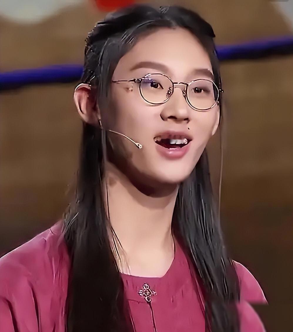 📌“消失”多年的清华才女武亦姝，近日近况被曝，再次印证了当年董卿那句赞叹。现在