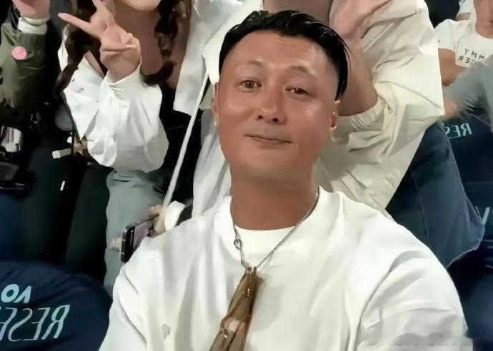 余文乐对自己的脸，是真的下得去狠手啊。 