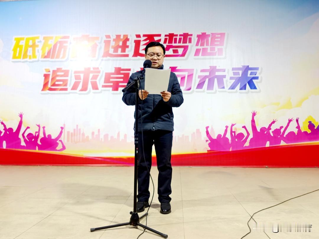 在升旗仪式上兰正康副校长以“全民消防，生命至上”为主题，向全校师生普及消防安全知