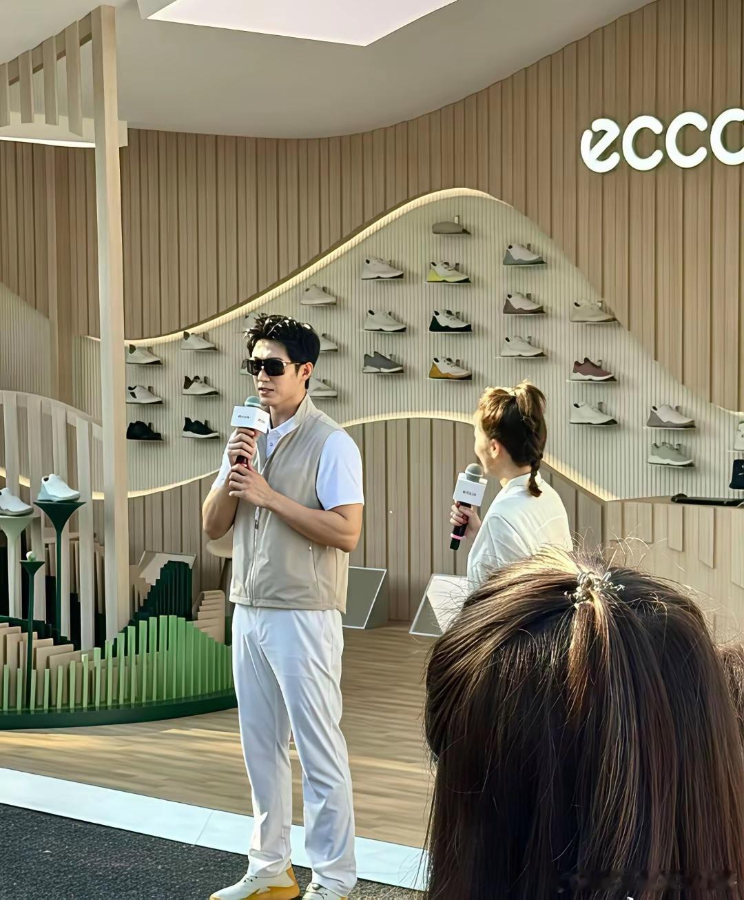 黄景瑜这裤子选得有点儿太违和了，整个人都显得无处安放的样子！ 