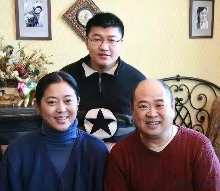 倪萍的儿子没有遗传她的高颜值，长的一点儿也不像她！眼睛也早早的近视了，普通路人一