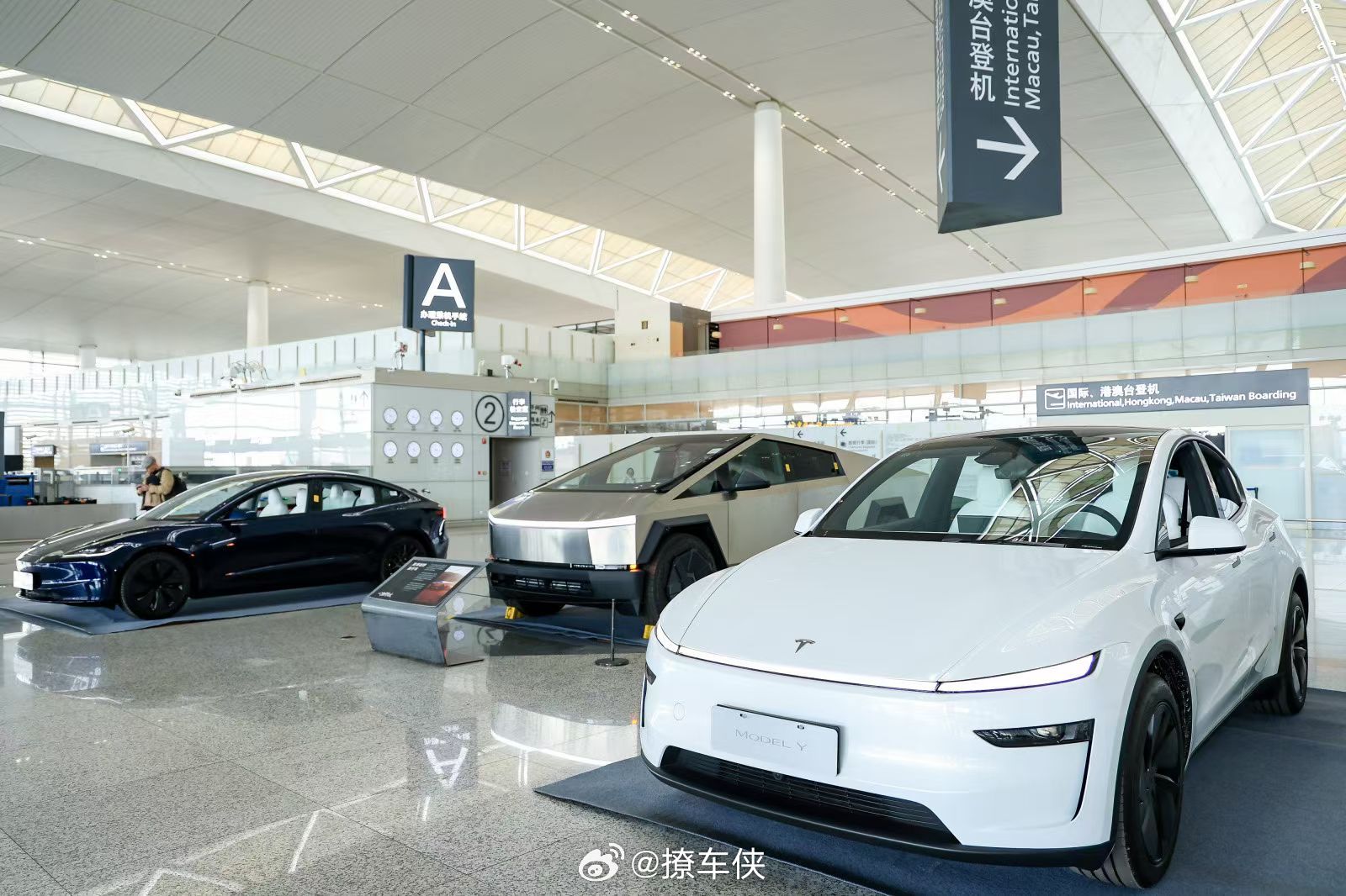 最近在南京禄口机场出发的朋友们，不着急赶飞机的话，可以看看特斯拉赛博揣克儿特斯拉