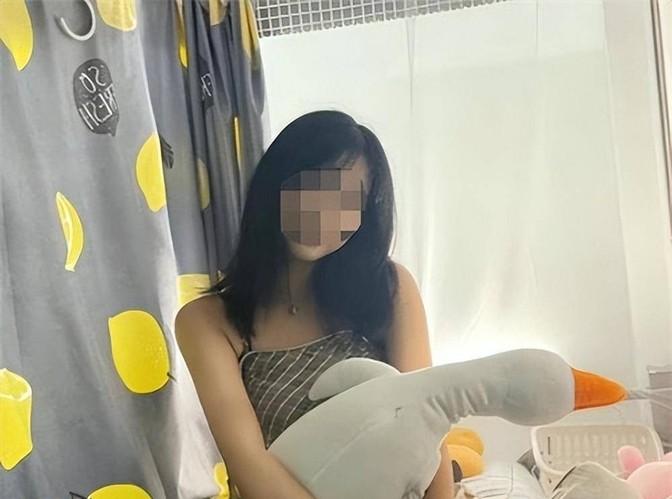 “又没拍脸，你至于这么激动吗。”2021年，19岁女生为讨男友欢心，长期偷拍室友