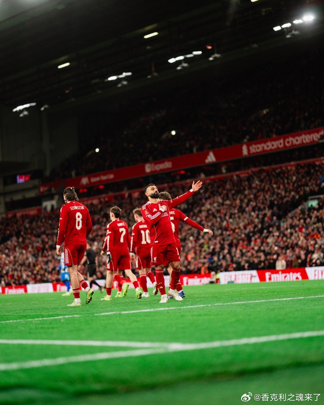 比赛结束后，部分利物浦球迷为萨拉赫唱起了