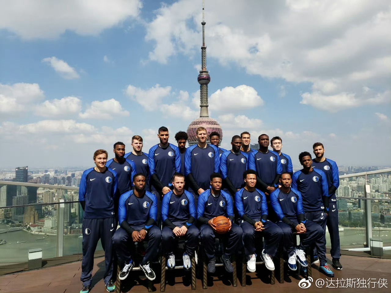 丁彦雨航2018年代表达拉斯独行侠出战中国赛，看看当时这些熟悉的面孔。丁彦雨航宣