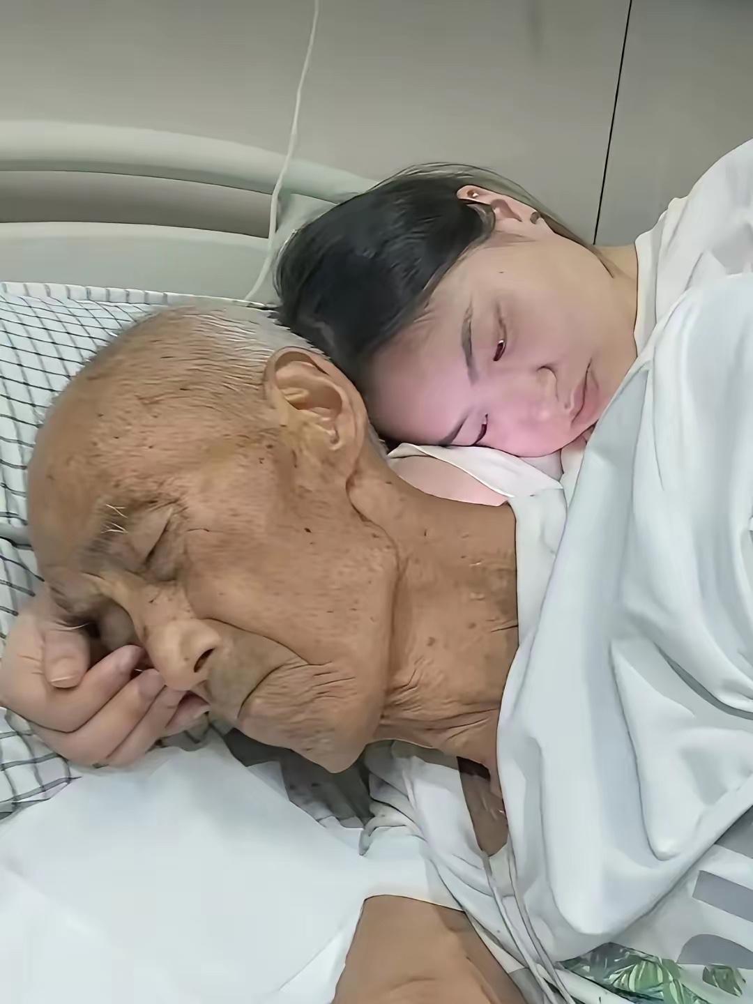 爷爷生病住院了，
孙女到医院照顾爷爷，隔壁床的病友说，孙女没来医院之前，爷爷基本
