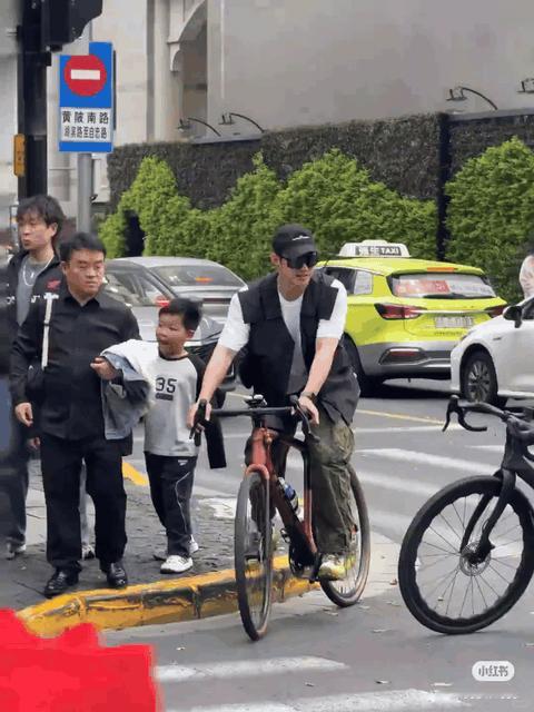 能看出来，他真的很享受生活，这种松弛感真的很难得，特别真实接地气。黄景瑜单手拎起