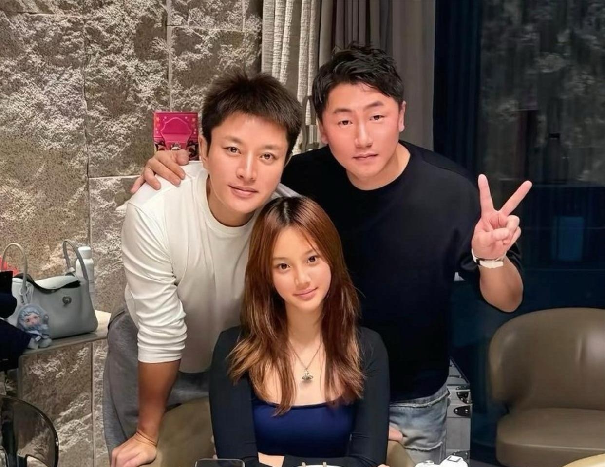 贾乃亮带甜馨聚餐被拍，父女俩这脸型简直像“一个模子刻的”！甜馨才13岁就染了棕发