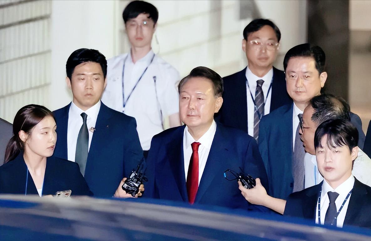 谁敢信？被判无期徒刑的韩国前总统正蹲在看守所里，却能轻轻松松进账几百万，这收入比