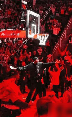 全网都在说杜兰特的反差萌。我告诉你，你看反了。
你以为这是死神偶尔的温柔？错。