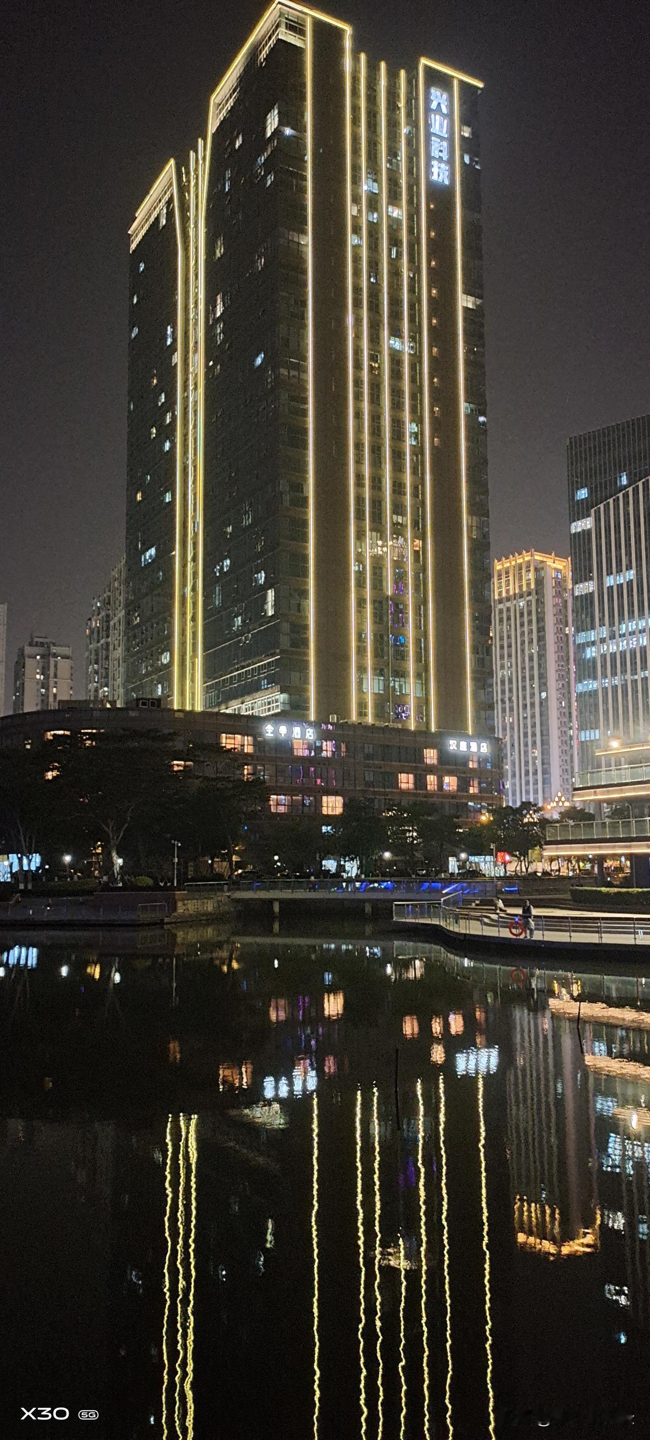 晋江苹果公园真是个拍高楼大厦的宝藏地！上次我去那，一进公园就被眼前错落有致的高楼