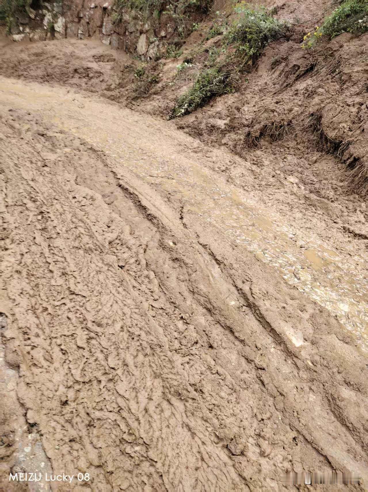 西安秦岭，连续下了一个月的雨，山里的水泥路变成了泥泞小路，想进山玩的朋友，看看吧