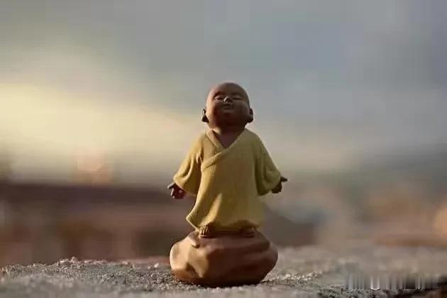 有一段十分通透的话引人深思：
“一个帮自己父母洗碗都不愿意的人，却一心想去拯救世