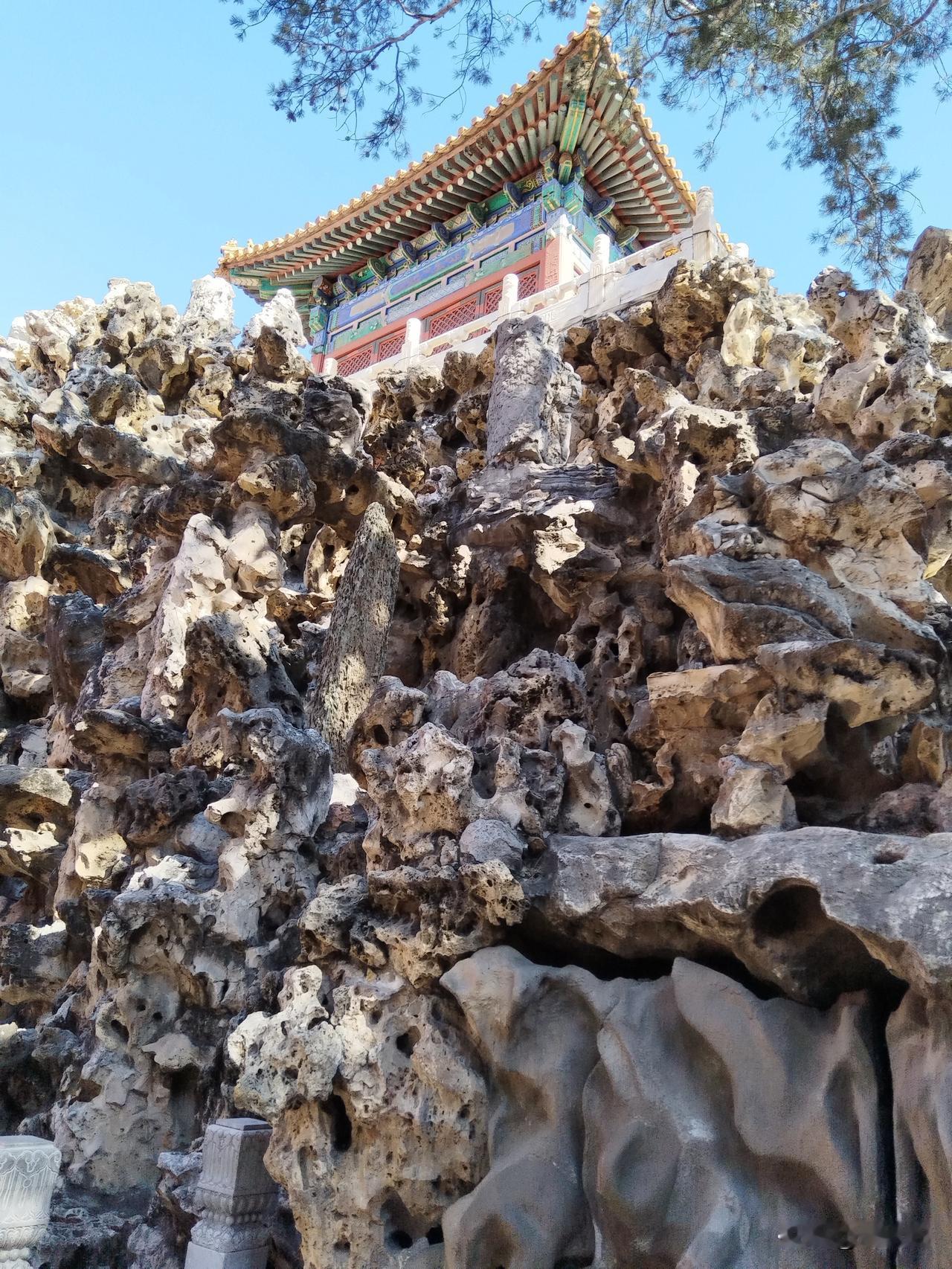 走进故宫，终于见到了常在影视剧里出现的御花园，实在难以想象，皇帝日常散步的这座园