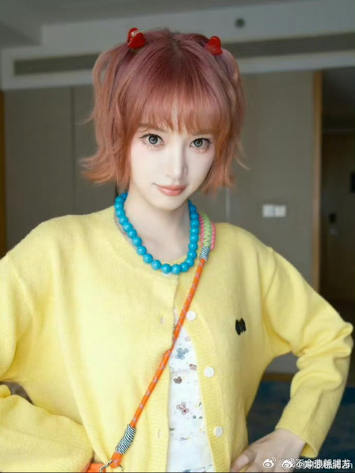 黄灿灿还没比赛已经开始拉票了黄灿灿一上来就惦记着拉票，明明初舞台还没开始票倒是先