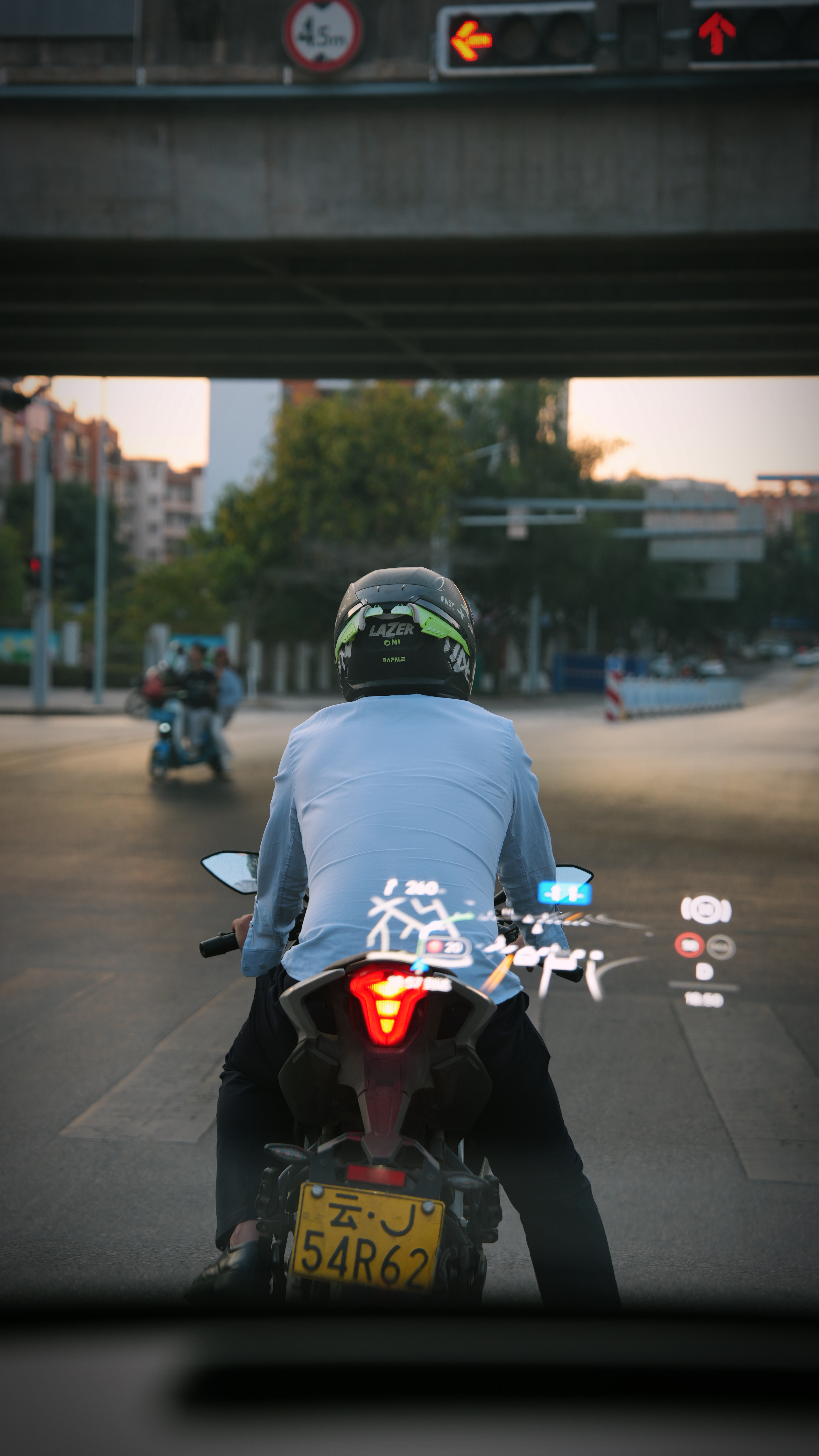 其实，挺羡慕骑摩托的朋友，我好几次想去考驾照，但每次一想去就看到各种机车事故，各