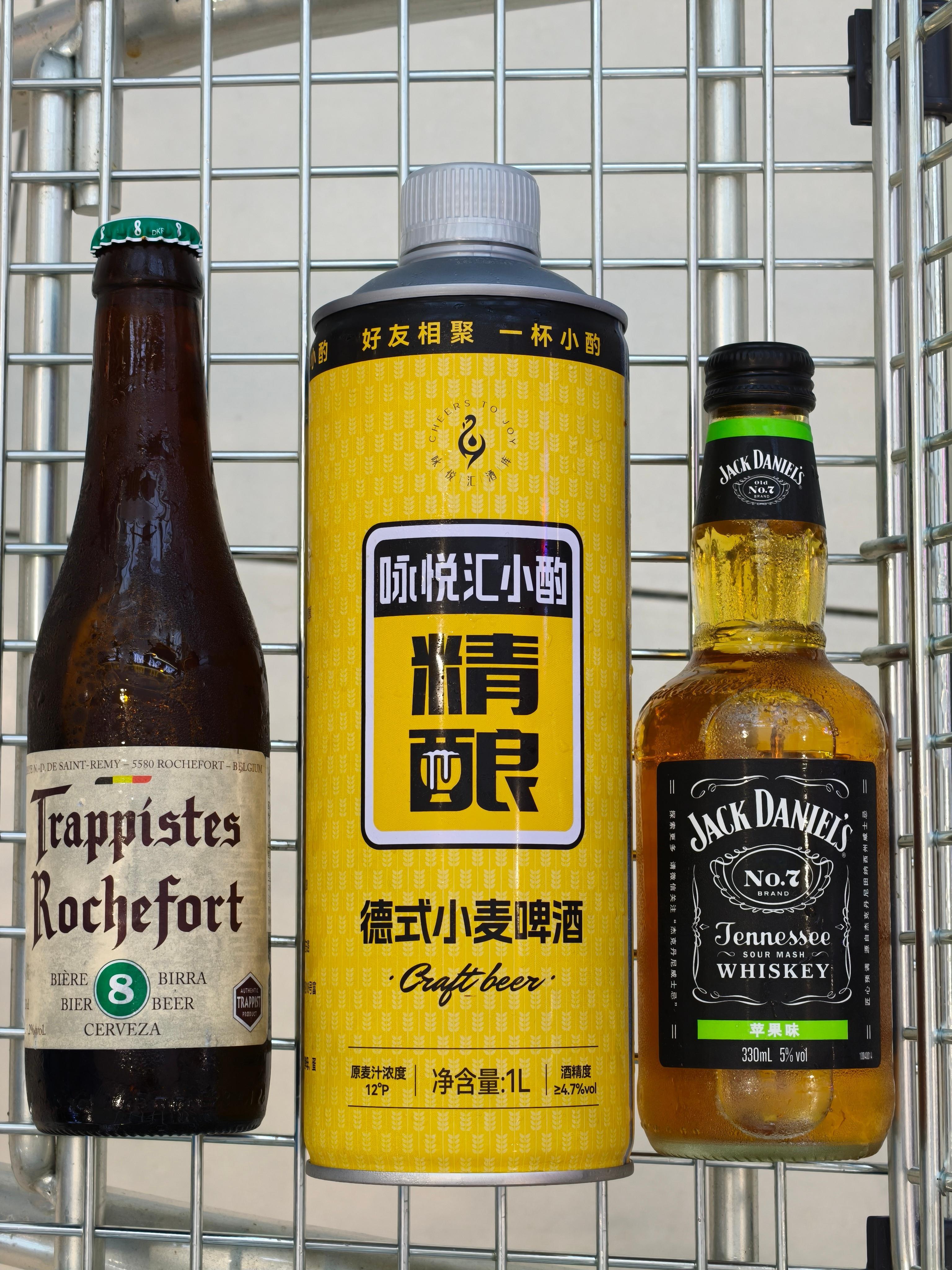这天气把人热湿了，临时买点冰酒喝，明天开始在网上整箱整箱进货 ​​​