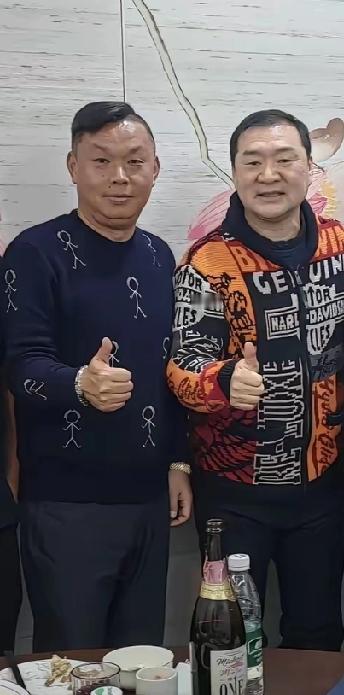 每年年底，申花老队员刘军和张勇都会坐下来喝一杯，聊聊以前踢球的感觉。刘军可是申花