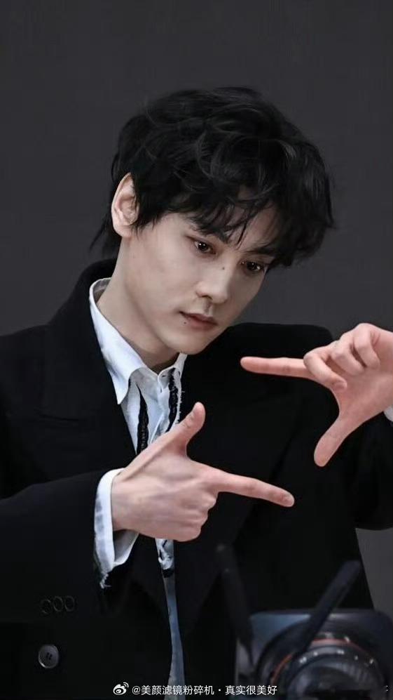 图一是田栩宁12月7日音乐会生图图二是1月14日线下奢牌活动生图图三是今天品牌活