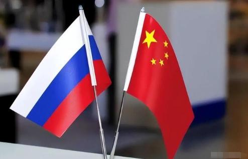为什么说中国得防着点俄罗斯？说白了，普京今年72岁，这位掌舵俄罗斯25年的硬汉终