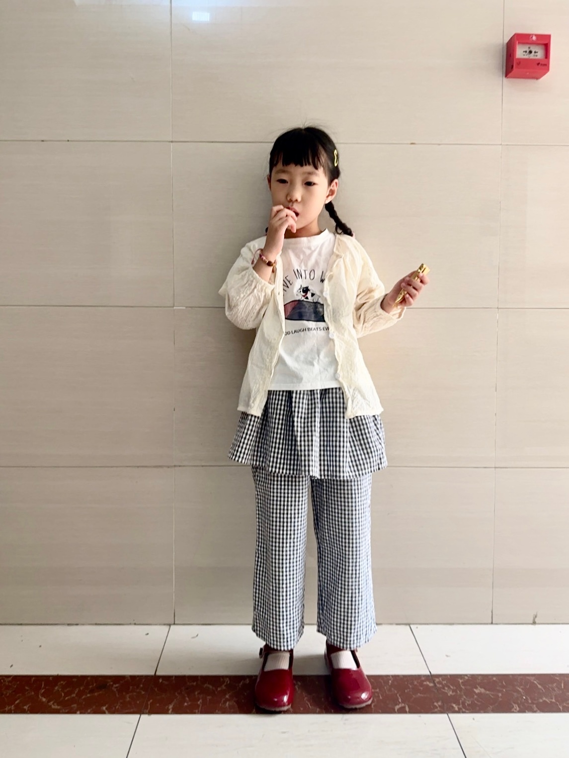 小满幼儿园ootd 明明记得去年买这条裤子有点长 想着今年穿上能正好的 怎么今年