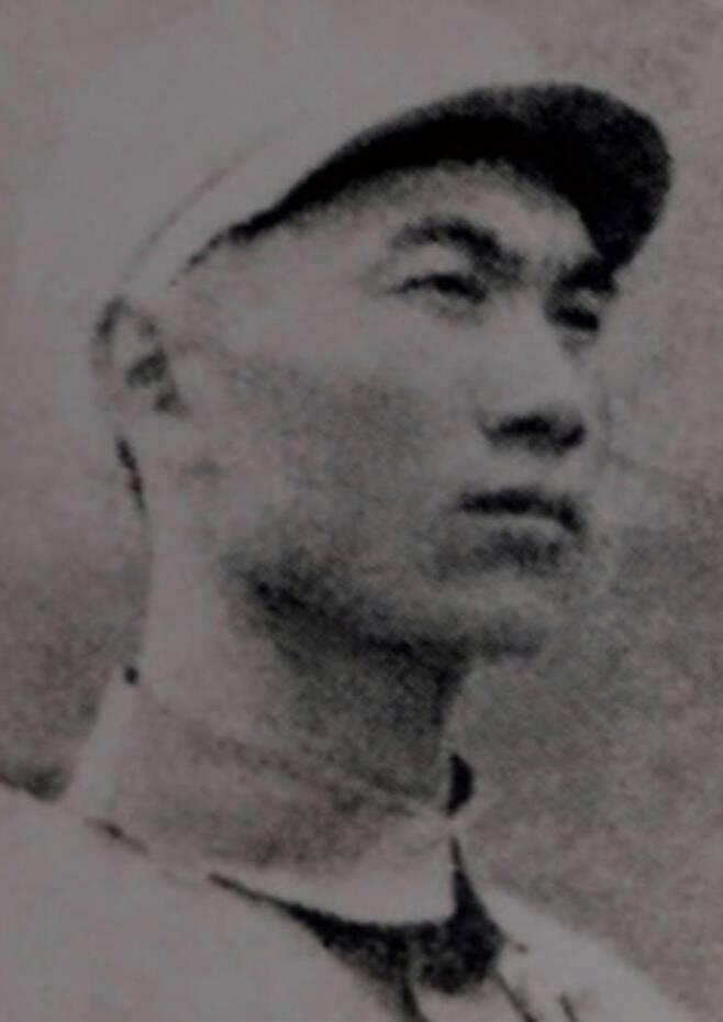 1951年的朝鲜战场上，1名志愿军被10名美军包围，美军用中文大声喊道：“缴枪不