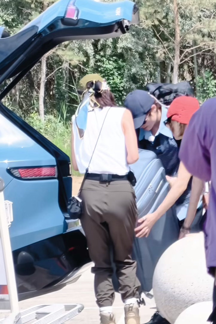 李宇春辛芷蕾高叶倪妮化学反应向野的我们 熟人局的默契真的装不出来！姐姐们互相帮忙