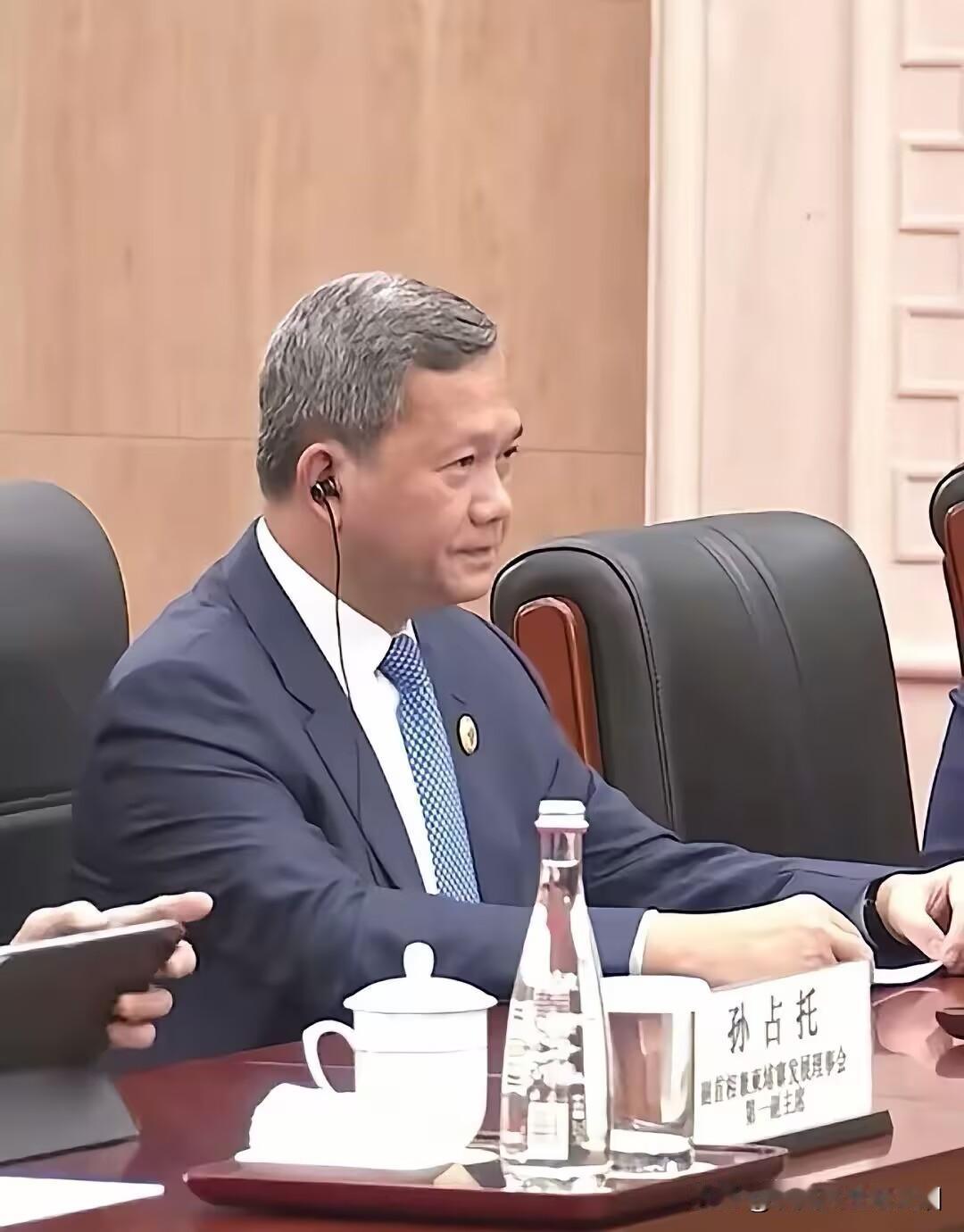 洪马奈首相的白发，确实多了很多。
2025年2月份，洪马奈出访时刻，
就是图三的