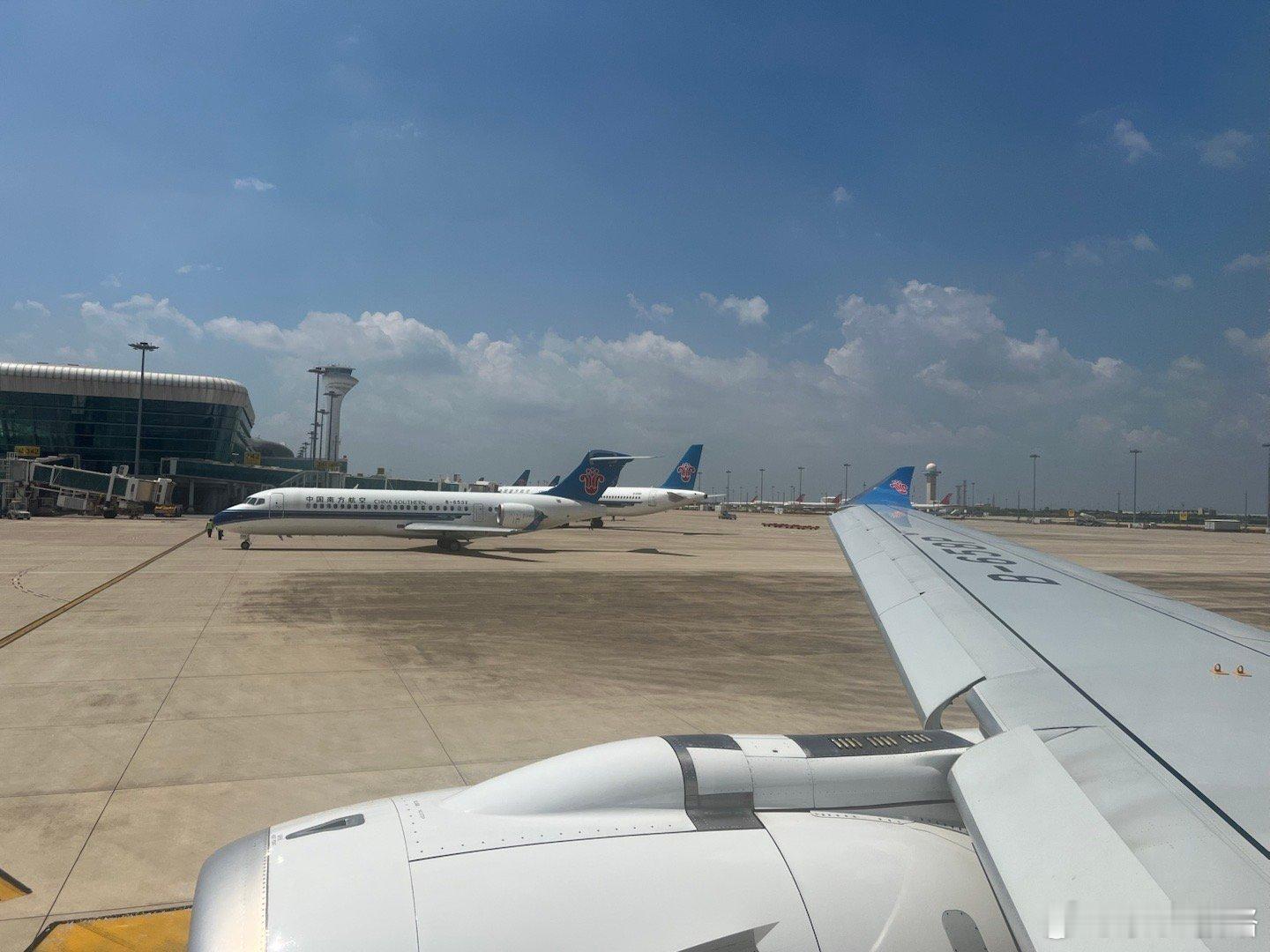 刚好在C919上和ARJ同框当然，现在已更名C909航空创作计划 ​​​