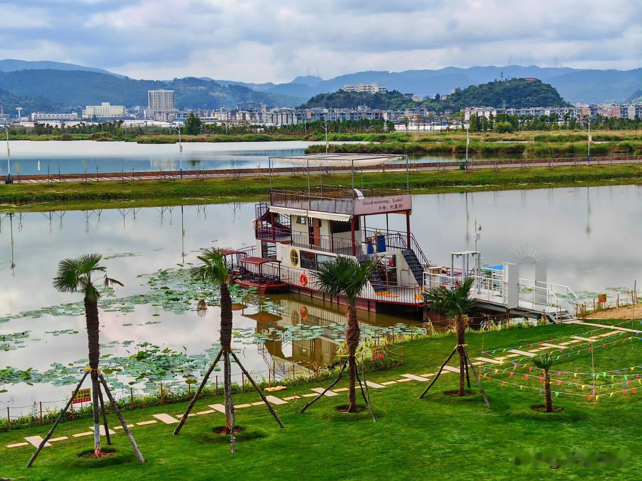 初夏杞麓湖｜滇中最治愈的慢时光
 
初夏时节，杞麓湖安安静静铺在滇中大地
沿木栈