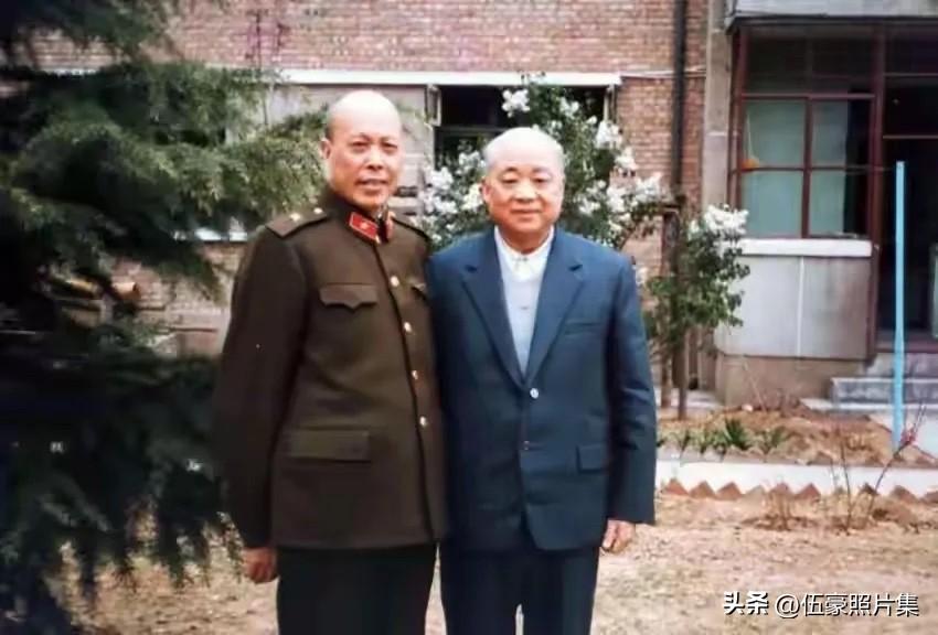 1988年，原中国人民解放军政治学院政委谢有法将军（左）与原武汉市委书记谢滋群（