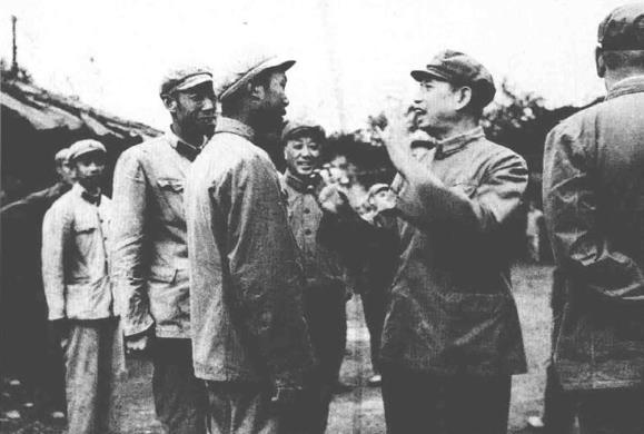 1965年9月，炮兵司令员吴克华(右2)到第一个导弹作战工程工地检查工作，看望施