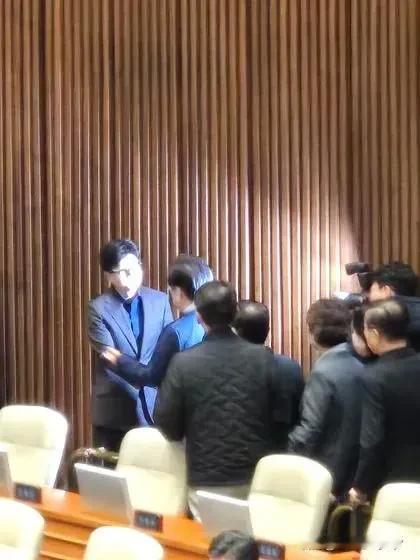 韩国政坛风云突变，“黎明前的决战”组图震撼发布。➡️图一：韩东勋，韩国执政党内一