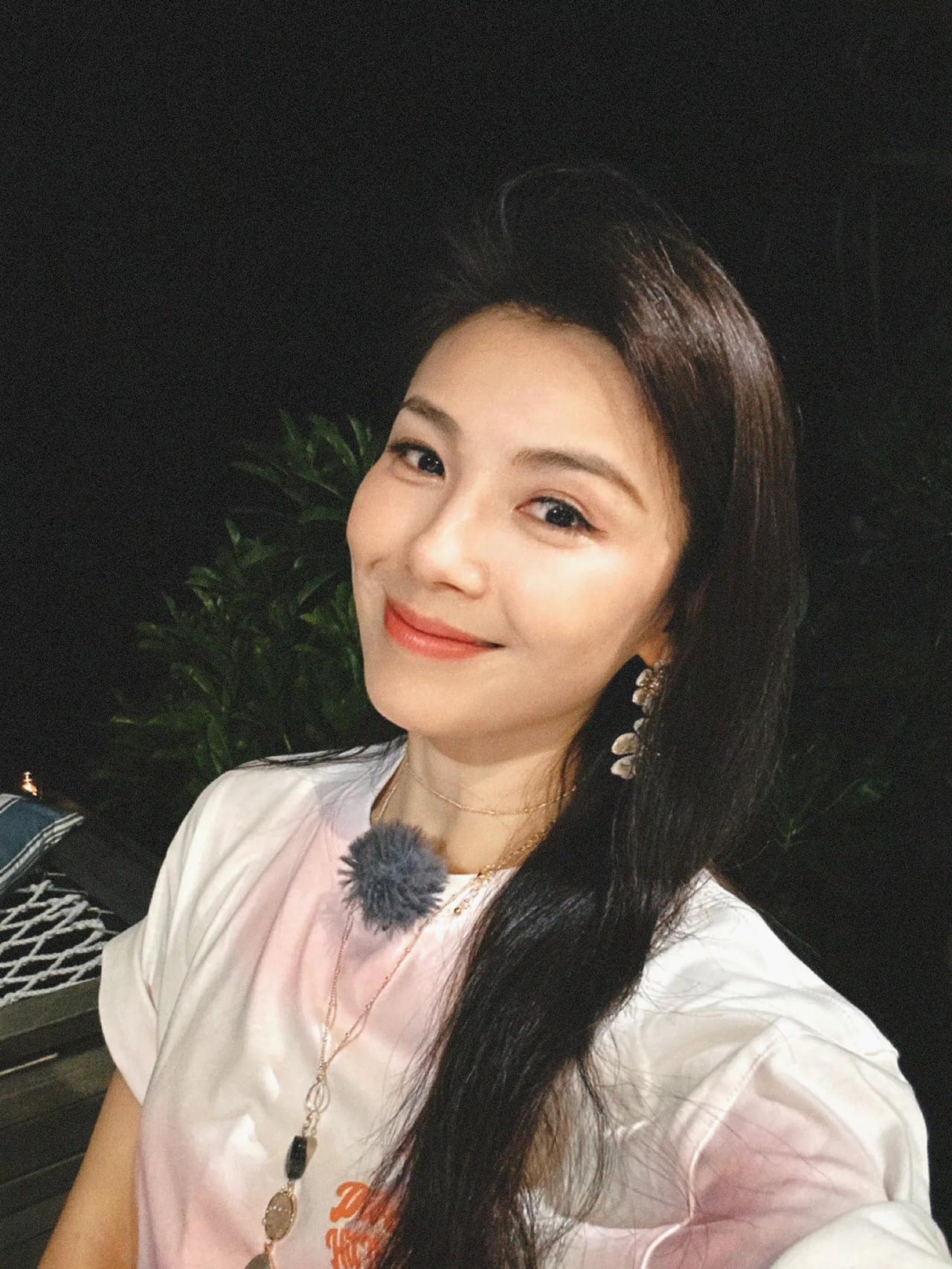 她都不会老的吗？20几年前是什么样，现在还是什么样。[捂脸]而且最让人惊讶的是，