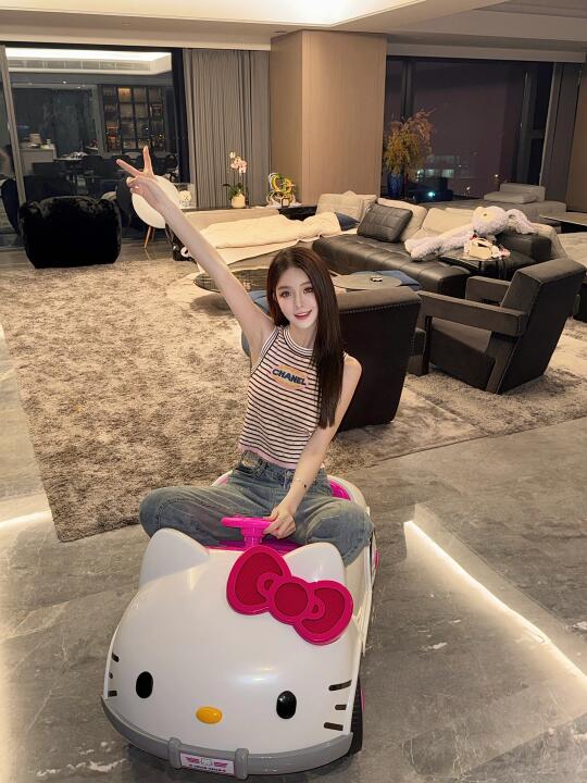 年纪轻轻全款拿下kitty车 什么实力不用多说