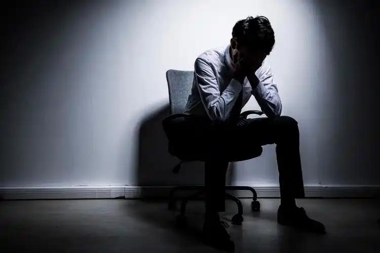 为什么现在的成年人越来越不爱像个“大人”？真相很心酸：在现实里，我们处处受限，努