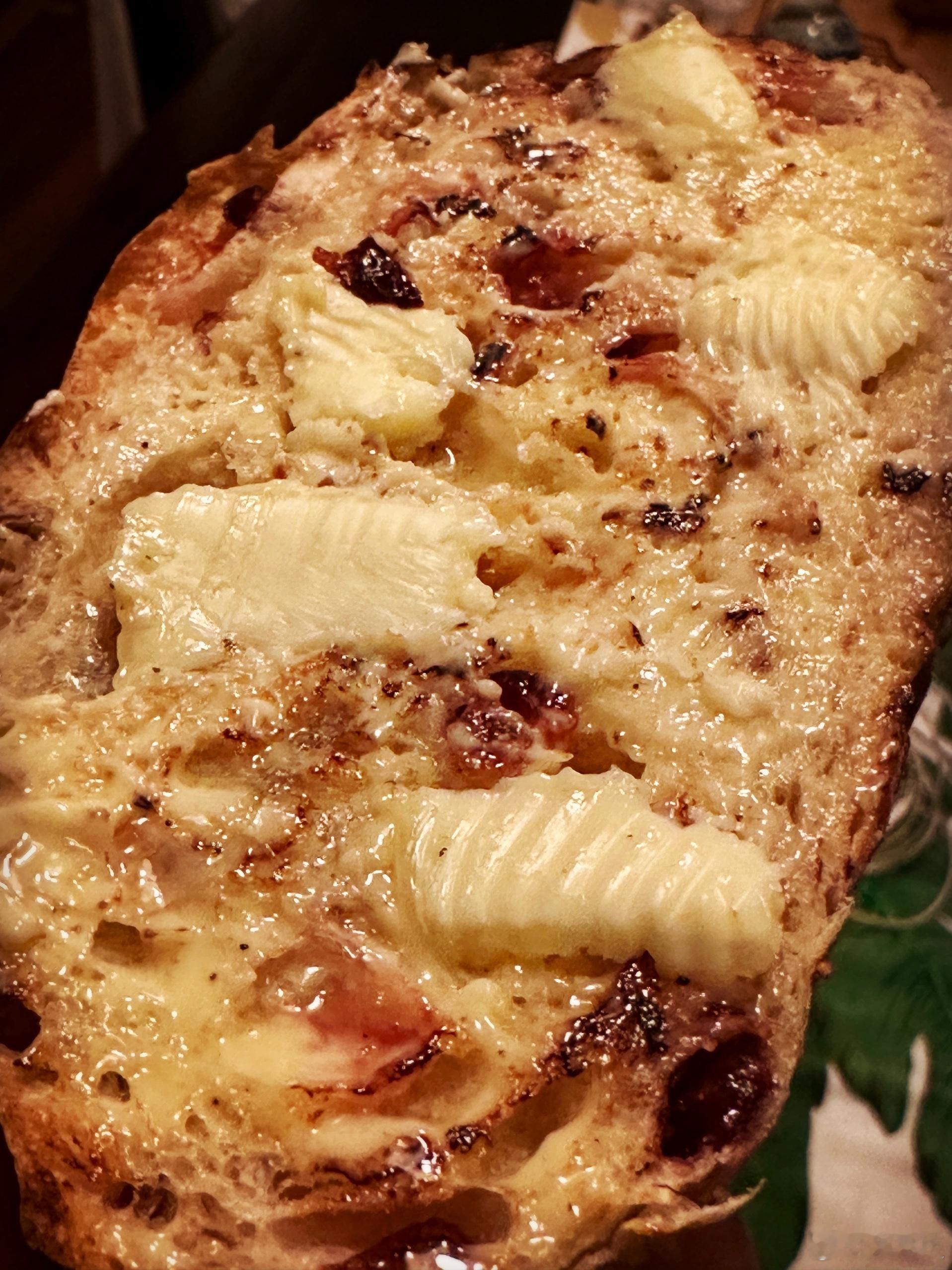 当天的言盐牌蔓越莓面包。个么肯定要宵夜一下的咯。宵夜这么好的事儿 上海·Ston