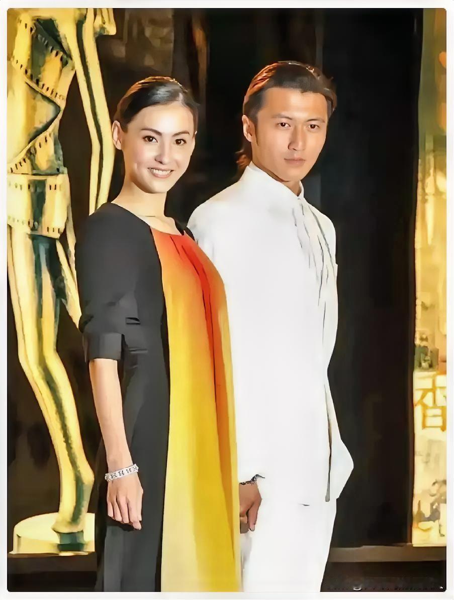 谢霆锋给张柏芝打电话了，
张柏芝没有犹豫，直接带着两个孩子赶回谢家老宅。

谢贤