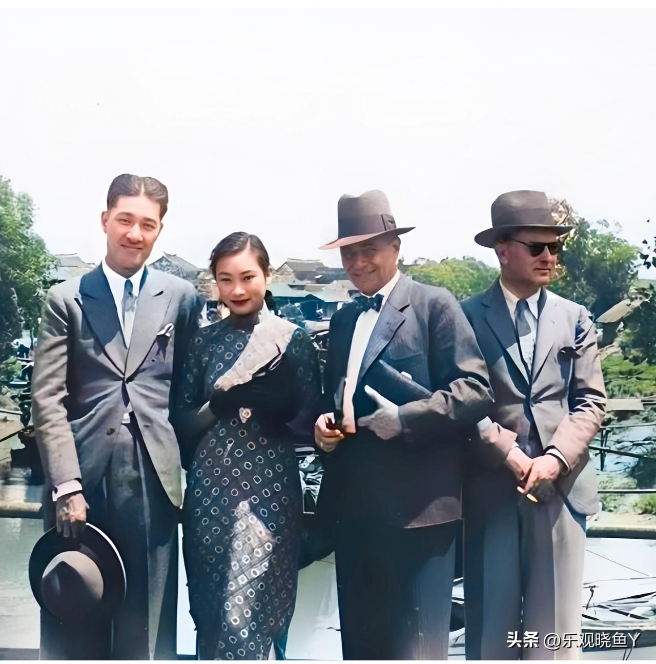 一九三三年，胡蝶与她的男友潘有声和两位外国友人在上海西郊的合影老照片。这可不是演