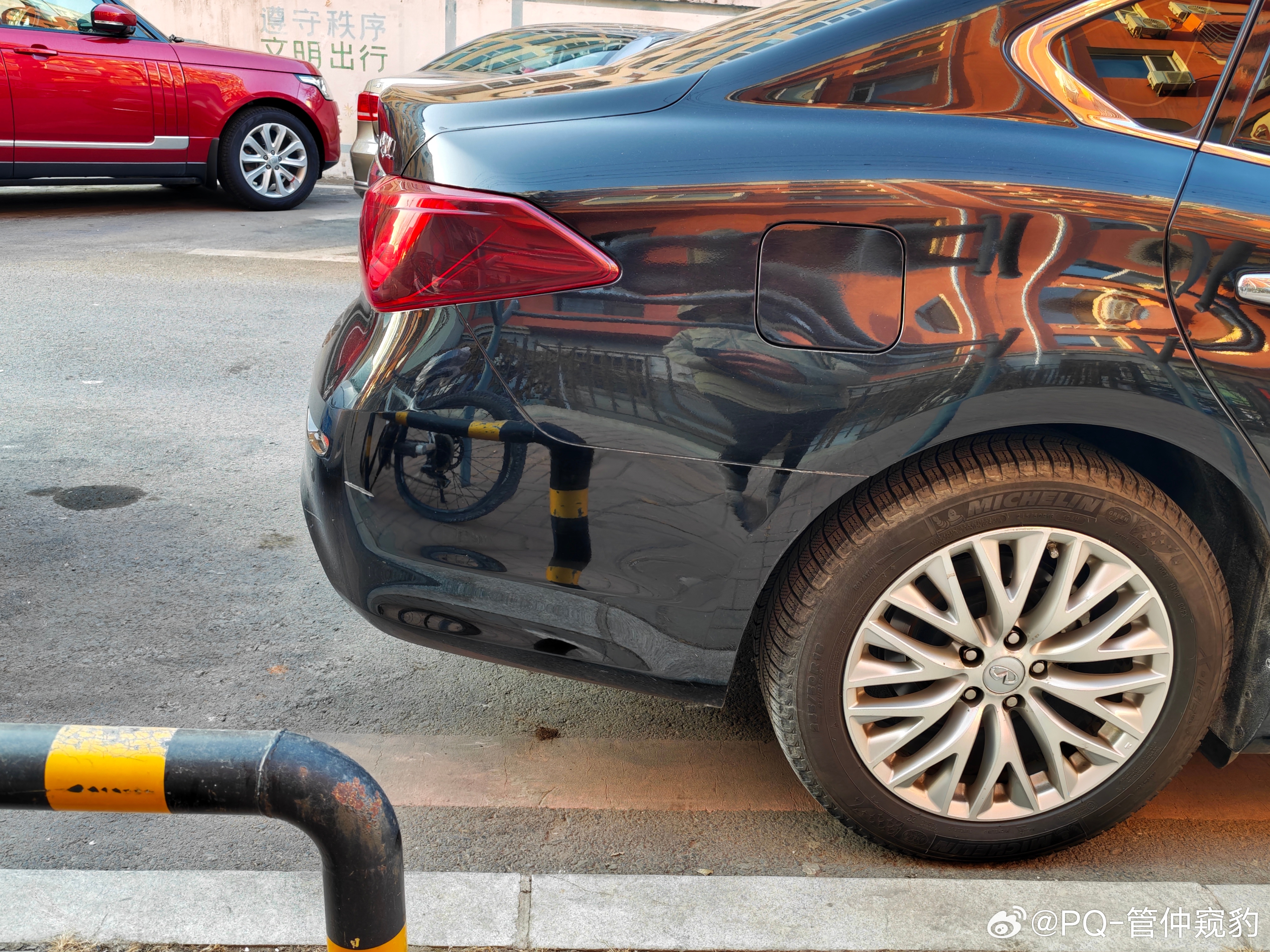 你看，这台问界M5后保险杠和侧围的分缝【拐了一下，没拐彻底】什么叫拐彻底？看看后