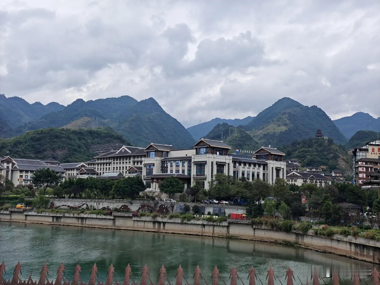 今天开庭一个追加空壳公司股东作为被执行人的案件。因该公司欠款且无财产可供执行，在