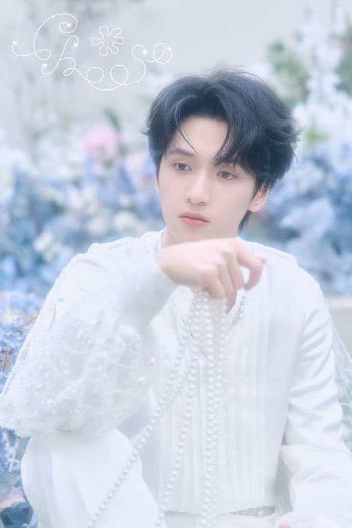 严浩翔珍珠链纯白look，谁懂就这个满分帅气的存在谁能不爱呢，期待住舞台上的见面