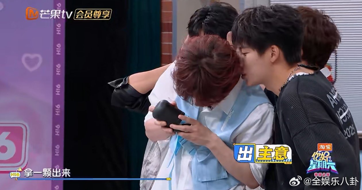 丁程鑫试图贴脸开大魔术师你好星期六 为揭开魔术真相，丁程鑫主动上阵。藏起骰子、拿