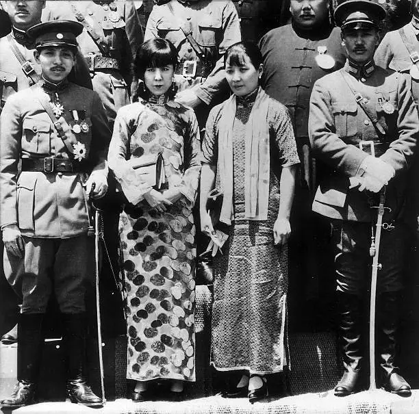 1930年11月，张学良、于凤至、宋美龄、蒋介石在南京合影。 当年正值...