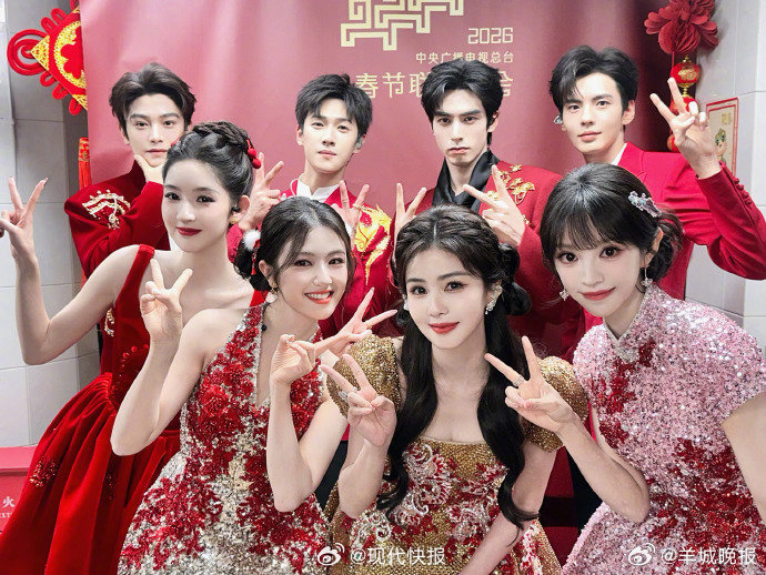 #王玉雯白鹿靠头比耶#【#王玉雯春晚后台合影主理人# 】 2月17日，晒出多张春