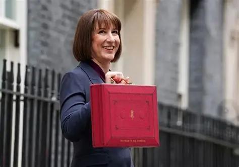 英国财政穷途末路？靠发 “战争债券” 填补 176 亿英镑国防黑洞
英国政府这些